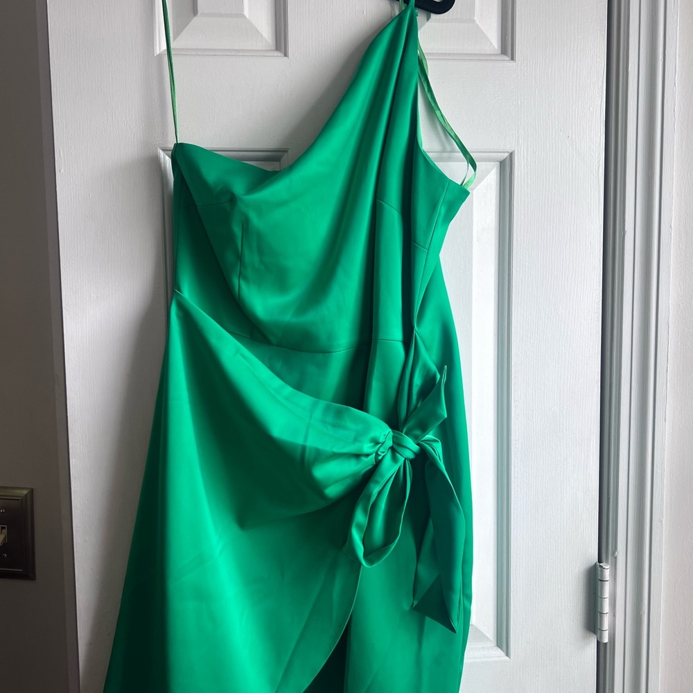 Elegant Green One-Shoulder Dress